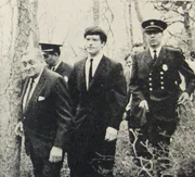 Tony Costa (M.) bei der Begehung eines Leichenfundortes.