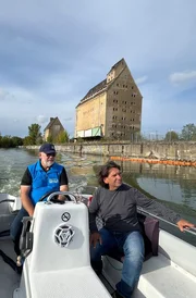 MDR FERNSEHEN 35 JAHRE DEUTSCHE EINHEIT, "Boom Boom Leipzig - Zwischen Visionen und Gr&ouml;&szlig;enwahn", am Dienstag (30.09.25) um 20:15 Uhr. Thomas Seyde (Psychologe) unterwegs mit Bernd Herold (Bootsverleiher) im Lindenauer Hafen