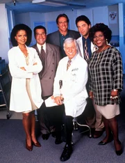 (v.l.n.r.) Dr. Amanda Bentley (Victoria Rowell); Norman Briggs (Michael Tucci); Steve Sloan (Barry Van Dyke); Dr. Mark Sloan (Dick Van Dyke); Dr. Jack Stewart (Scott Baio); Delores Mitchell (Delores Hall)