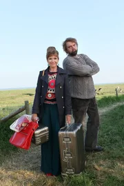 Klatschreporterin Fanny Reitmeyer (Anke Engelke, li.) recherchiert auf einer einsamen Hallig mitten im Wattenmeer und trifft dort auf den wortkargen Vogelkundler Hagen Kluth (Charly H&uuml;bner, re.). Weitere Pressefotos erhalten Sie auf Anfrage.