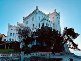 Das Schlo&szlig; Miramare bei Triest von der Seeseite.