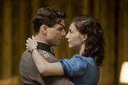 Nachdem Oberst Claus Graf Schenk von Stauffenberg (Tom Cruise, l.) im Afrika Feldzug schwerverletzt wurde, kehrt er nach Deutschland zur&uuml;ck. Endlich sieht er seine Frau Nina (Carice van Houten, r.) und seine Kinder wieder. Da fasst er den Entschluss, Hitler zu t&ouml;ten, um der Welt ein weiteres Blutvergie&szlig;en zu ersparen ...
