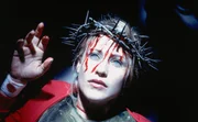 Bei der Friseurin Frankie Page (Patricia Arquette) erscheinen seltsame Stigmata-Verletzungen, die an Jesus Christis Wundmale erinnern.