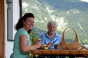 Brigitte (li.) und Gro&szlig;mutter Traudl (re.) bereiten in Altaussee Apfelschlangl vor &ndash; einen &ouml;sterreichischen Klassiker.