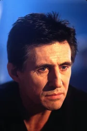 Andrew Kiernan (Gabriel Byrne)