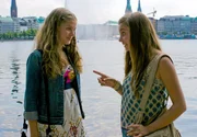 Nach einem intensiven und aufregenden Jahr an der internationalen Schule Singapur droht die enge Freundschaft zwischen Emma, Ally und ihrer singapurischen Freundin Jackie zu zerplatzen. Jede der 26 Folgen spielt primär an einem der drei Orte und begleitet die Freundinnen bei ihren Abenteuern zwischen Hamburg, Singapur und Australien. Nach einem intensiven und aufregenden Jahr an der internationalen Schule Singapur droht die enge Freundschaft zwischen Emma, Ally und ihrer singapurischen Freundin Jackie zu zerplatzen. Jede der 26 Folgen spielt primär an einem der drei Orte und begleitet die Freundinnen bei ihren Abenteuern zwischen Hamburg, Singapur und Australien.