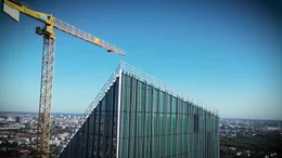 Ein Kran arbeitet am Estrel Tower, der mit rund 176 Metern H&ouml;he zum h&ouml;chsten Hotel Deutschlands anwachsen soll - ein Bau in luftiger H&ouml;he, der Berlins Skyline dauerhaft pr&auml;gen wird.
