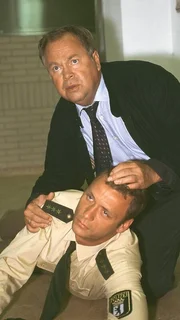 Sauer ist aus dem Krankenzimmer geflohen. KHK Stefan Kehler (Wolfgang Bathke, oben) versucht noch, einem Kollegen (Komparse) zu Hilfe zu kommen...