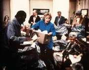 In einer Flut von Papierabf&auml;llen suchen Helen (Eileen Heckart, M.) und ihre Helfer nach einer verr&auml;terischen Spur.