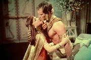 Moses (Charlton Heston) und Nefretiri (Anne Baxter).
