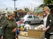 Auf dem Flohmarkt versucht Linda (44, re.) ihren Tr&ouml;del zu verkaufen.. - auch wenn es ihr bei manchen Dingen schwer f&auml;llt..!