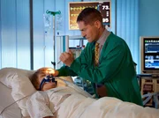Dr. Kaminskis (Udo Schenk) Patientin Margarita Fechter (Anna Hopperdietz) geht es immer schlechter. Nach der Behandlung eines Blasenkarzinoms vor einigen Monaten besteht nun die Gefahr, dass der Krebs zur&uuml;ck ist. Doch der Arzt tappt diagnostisch im Halbdunkel.
