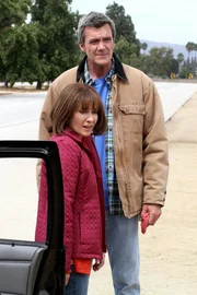 Frankie (Patricia Heaton, r.) &uuml;berzeugt Mike (Neil Flynn, l.) und die Kids, dass sie einen japanischen Austauschstudenten bei sich aufnehmen ...