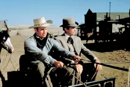 Verwalter Steve Leech (Charlton Heston, li.) hei&szlig;t James McKay (Gregory Peck, re.), einen Gentleman aus Baltimore und den zuk&uuml;nftigen Ehemann von Patricia Terrill, willkommen.