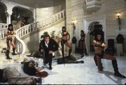 Bond (Roger Moore) und Octopussys attraktive Truppe wehren sich erfolgreich.