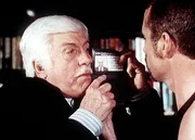 Dr. Sloan (Dick Van Dyke, l.) weist sich vor dem rabiaten Liebhaber der Verd&auml;chtigen Charlene Baylor aus.