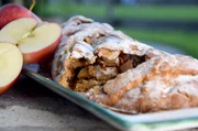 Eine klassische &ouml;sterreichische Mehlspeise: Mit einer Prise Alpensalz und viel Puderzucker macht der Apfelschlangl dem Apfelstrudel Konkurrenz.