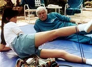Dr. Sloan (Dick Van Dyke, r.) beim Fitness-Programm mit Sunshine (Maggie Han, l.).