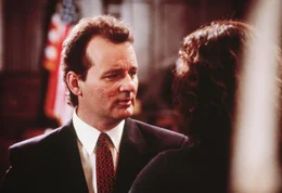Aufgrund der Zerst&ouml;rungen, die die Geisterjagd in New York angerichtet hat, d&uuml;rfen die Ghostbusters nicht mehr ihrem Job nachgehen. Als Dr. Peter Venkman (Bill Murray) jedoch in einem paranormalen Fall um Hilfe gebeten wird, untersuchen die Wissenschaftler den Fall trotzdem.