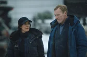 Kommissar William Wisting (Sven Nordin) vertraut auf die Erfahrung seiner FBI-Kollegin Maggie Griffin (Carrie-Anne Moss).