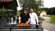 Bei Starkoch Ludwig "Lucki" Maurer steht die hohe Kunst des sanften Grillens auf dem Programm. Rechts: Moderator Dominik Gl&ouml;bl.