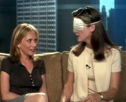 Die beste Freundin (Rosanna Arquette, li.) gesteht Birdee (Sandra Bullock, re.), dass sie eine Affaire mit Birdee's Ehemann hat.