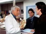 Dr. Sloan (Dick Van Dyke, l.), Jack (Scott Baio, M.) und Steve (Barry Van Dyke, r.) kennen noch nicht die Bedeutung des Goldbarrens.