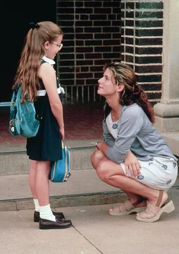 L-R: Mae Whitman als Bernice Pruitt, Sandra Bullock als Birdee Pruitt