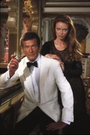 Bei der liebreizende Magda (Kristina Wayborn, r.) findet James Bond (Roger Moore, l.) Unterst&uuml;tzung ...