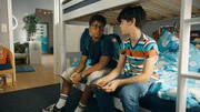 Kofi (Mathieu No&euml;l, l.) und Piet (Noah Lusander, r.) sprechen &uuml;ber ihre Familien.
