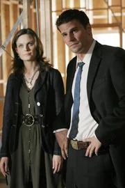 Booth und Brennan sp&uuml;ren das m&ouml;gliche Motiv und zwei Verd&auml;chtige auf.
