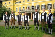 Jungpartie des Steirischen J&auml;gerchores vor dem Schloss Poppendorf.