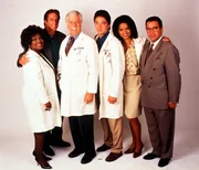 (v.l.n.r.) Delores Mitchell (Delores Hall); Steve Sloan (Barry Van Dyke); Dr. Mark Sloan (Dick Van Dyke); Dr. Jack Stewart (Scott Baio); Dr. Amanda Bentley (Victoria Rowell); Norman Briggs (Michael Tucci)