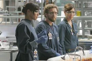 Dr. Camille Saroyan (Tamara Taylor, l.), Hodgins (T.J. Thyne) und Angela (Michaela Conlin) finden heraus, dass das fast v&ouml;llig zersetzte Opfer an einer seltenen Glasknochenkrankheit litt.