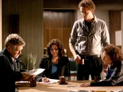 Wallander (Kenneth Branagh, links) bespricht den Fall mit seinen Kollegen Anne-Britt Hoglund (Sarah Smart, 2.v. links), Martinsson (Tom Hiddleston) und Lisa Holgersson (Sadie Shimmin).