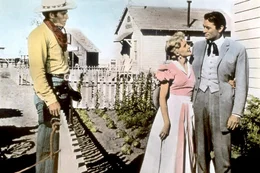 James McKay (Gregory Peck, re.), ein Reederssohn aus Baltimore, kommt nach San Rafael, um die Ranchertochter Pat Terrill (Carroll Baker, Mi.) zu heiraten - sehr zum Missfallen von Verwalter Steve Leech (Charlton Heston, li.), der Pat ebenfalls liebt.