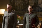 Colonel Claus von Stauffenberg (Tom Cruise, r.)