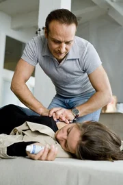 Eva Matuschek (Liane Forestieri) liegt leblos auf dem Boden. Kommt Semir (Erdogan Atalay) zu sp&auml;t?  +++