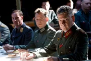 Erwin von Witzleben (David Schofield, Mi.) und Major-General Henning von Tresckow (Kenneth Branagh, re.)