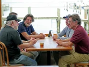 Hinten: Rick Lagina(l.) and Vorne: Marty Lagina(r.)