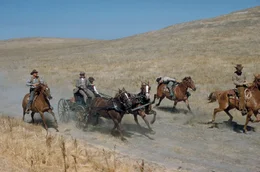 Mit Argwohn betrachten die rauen Cowboys den Gentleman aus dem Osten (Gregory Peck, Mi.).