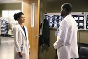 Als ein Erdbeben Seattle trifft, bleiben Maggie (Kelly McCreary, l.) und Ethan (Lance Gross, r.) im Fahrstuhl stecken, während Ben sich Jackson anvertraut ... Als ein Erdbeben Seattle trifft, bleiben Maggie (Kelly McCreary, l.) und Ethan (Lance Gross, r.) im Fahrstuhl stecken, während Ben sich Jackson anvertraut ...
