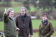 James May (l.), Jeremy Clarkson (M.) und Richard Hammond wollen heute weiterentwickeltee Mobiliy Scooter auf ihre Gel&auml;ndetauglichkeit testen.