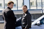 Chris (Gedeon Burkhard, li.) und Semir (Erdogan Atalay) ziehen den gef&auml;hrlichen Deal durch und liefern den Gangstern das Rauschgift.