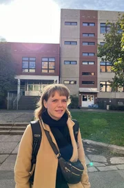 MDR FERNSEHEN 35 JAHRE DEUTSCHE EINHEIT, "Boom Boom Leipzig - Zwischen Visionen und Gr&ouml;&szlig;enwahn", am Dienstag (30.09.25) um 20:15 Uhr. Dr. Elisa Gerbsch (Sozial- und Wirtschaftsgeographin) vor ihrer ehem. Grundschule im Stadtteil Gohlis-Nord