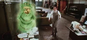Der schrullige Tulli (Rick Moranis) erwischt den gr&uuml;nen Hausgeist "Slimer" gerade noch, wie der sein Fr&uuml;hst&uuml;ck verputzt ...