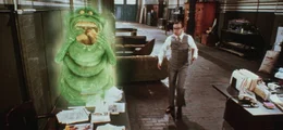 Der schrullige Tulli (Rick Moranis) erwischt den gr&uuml;nen Hausgeist "Slimer" gerade noch, wie der sein Fr&uuml;hst&uuml;ck verputzt ...