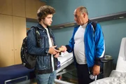 Kris Haas (Jascha Rust, links) hat es geschafft. Er hat seine Sozialstunden abgeleistet und verl&auml;sst die Sachsenklinik. Unerwarteter Weise hat sich der junge Draufg&auml;nger jedoch an diese Arbeit gew&ouml;hnt. Als dann auch noch Paul Hilpert (Uwe Karpa) ein Abschiedsgeschenk f&uuml;r seinen Lieblingspfleger hat, wird Kris klar, ihm liegen die Patienten und Kollegen mehr am Herzen, als er zugeben kann.