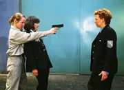 Silke (Judith von Radetzky, re.) schiebt Strafdienst an der Schleuse, als Renate (Marion Reuter, li.) sich - mit Jutta (Claudia Loerding) als Schutzschild - den Weg in die Freiheit erk&auml;mpfen will.