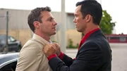 Die beiden konkurrierenden Spione Michael (Jeffrey Donovan, r.) und Mason Gilroy (Chris Vance) geraten bei Michaels verdeckten Ermittlungen aneinander.